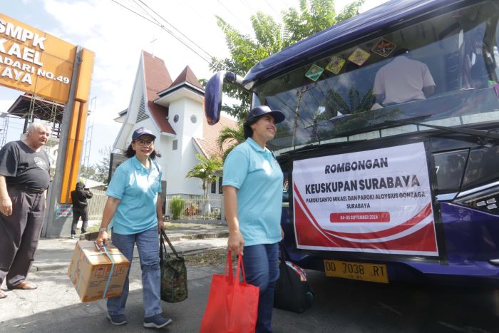 Rombongan Gereja Katolik Santo Mikael, Tanjung Sadar, Surabaya, berangkat menuju Jakarta mengikuti misa akbar yang dipimpin Paus Fransiskus. (Robertus Risky/Jawa Pos) - Image