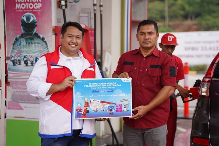 Executive General Manager Pertamina Patra Niaga Regional JBB Deny Djukardi menyapa konsumen dalam Hari Pelanggan Nasional 2024. (dok. Pertamina Jabar) - Image