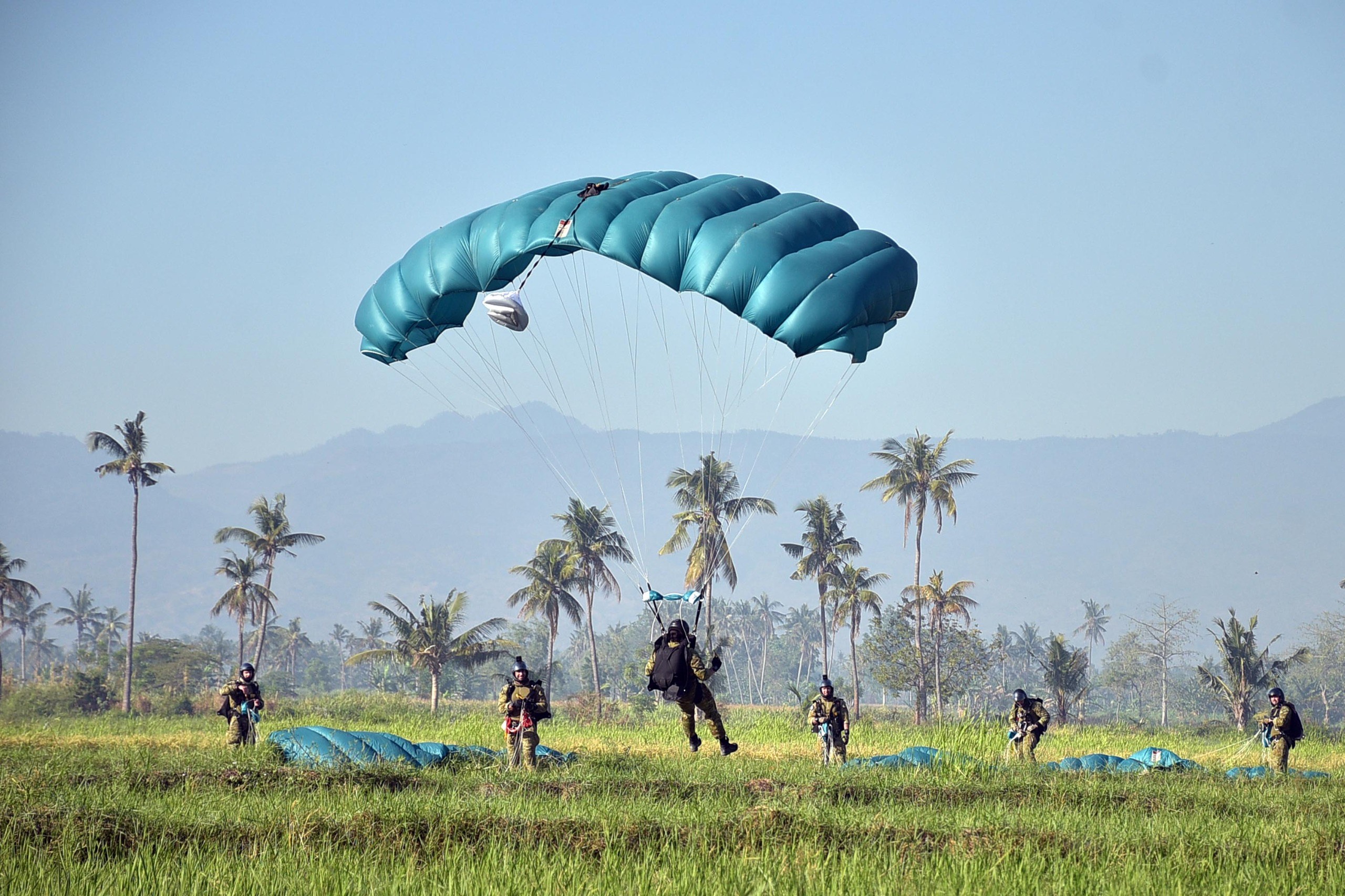 Wakil Komandan Korps Marinir Brigjen TNI (Mar) Suherlan menyaksikan aksi pasukan Marinir yang menyerbu Pantai Banongan dalam operasi amfibi. (Korps Marinir) - Image