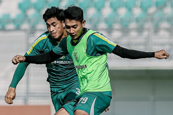 Malik Risaldi, meskipun belum pulih 100 persen, tapi berusaha menunjukkan kualitasnya untuk Persebaya Surabaya. (Instagram/@officialpersebaya) - Image