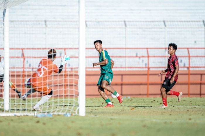 Malik Risaldi tunjukkan performa ciamik di laga uji coba Persebaya Surabaya kontra Maestro FC dengan cetak 1 gol. (persebaya.id) - Image