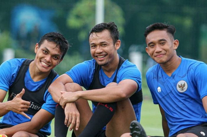Rizky Ridho (kanan) bersama Arif Satria dan Rachmat Irianto pada sesi latihan Timnas Indonesia U-23 Februari 2021. Kala itu mereka diproyeksikan turun pada laga lanjutan kualifikasi Piala Dunia 2022. - Image
