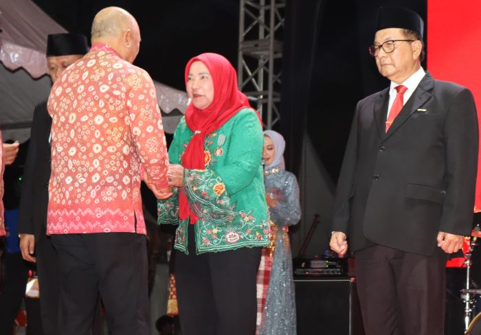 Wali Kota Bandar Lampung Hj Eva Dwiana mendapatkan penghargaan Satyalancana Wira Karya. (Istimewa) - Image