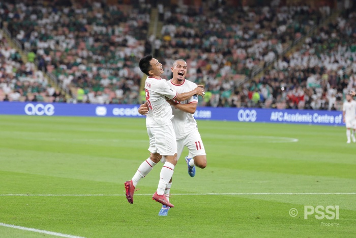Ragnar Oratmangoen (kanan) melakukan selebrasi dengan Witan Sulaeman usai membobol gawang Arab Saudi. (PSSI/GSI) - Image