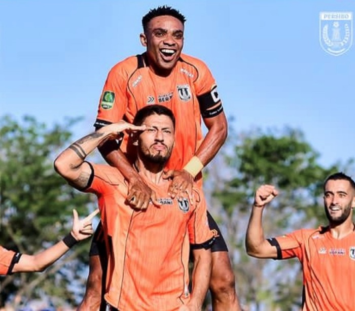 Persibo Bojonegoro berhasil taklukkan Gresik United 2-1 di Liga 2 Indonesia 2024/2025. (Instagram/@persibo.bojonegoro) - Image