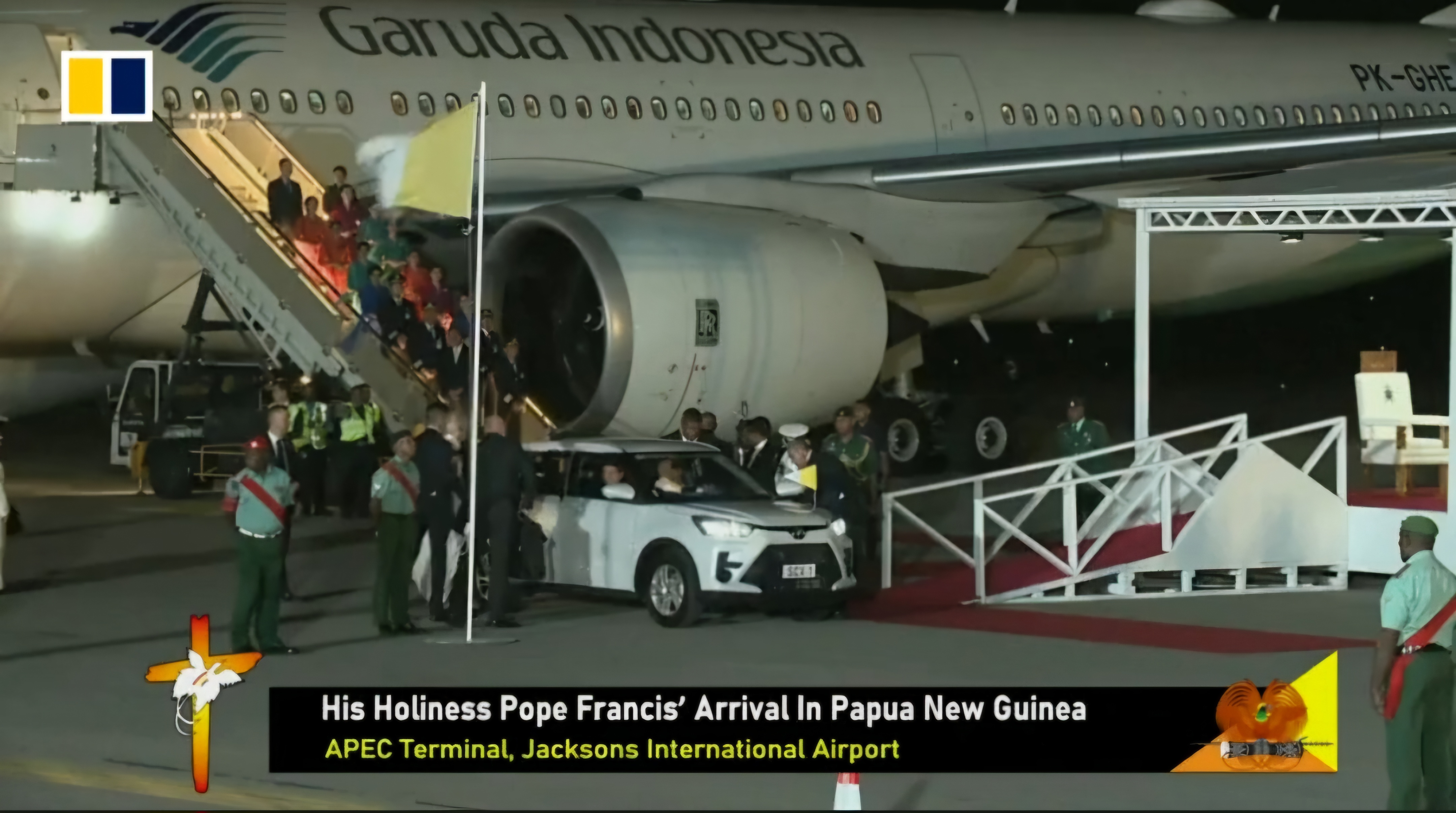 Kunjungan Paus Fransiskus di Papua Nugini, terbang menggunakan pesawat Garuda Indonesia, dijemput menggunakan mobil Toyota Raize. (Screenshot Live Facebook SCMP). - Image