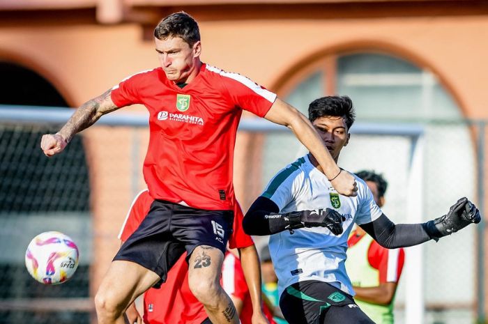 Slavko Damjanovic akan jadi tembok tangguh lini pertahanan Persebaya Surabaya jelang laga hadapi Persita Tangerang. (Instagram/@officialpersebaya) - Image