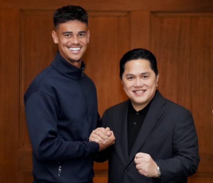 Mees Hilgers saat bersalaman dengan Ketua Umum PSSI, Erick Thohir. (Instagram/@meeshilgerss) - Image