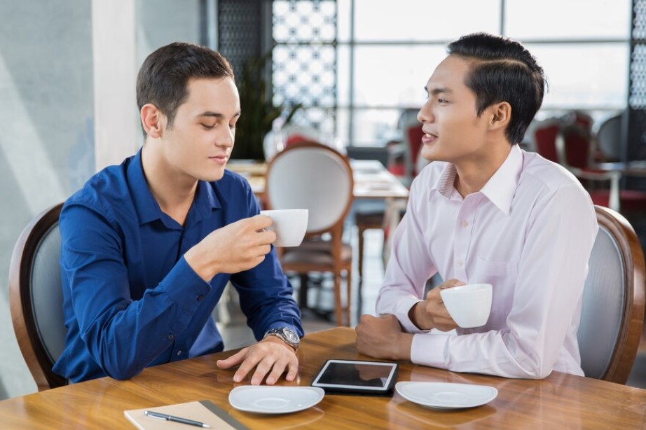 Seseorang yang mengobrol dengan teman di cafe./Freepik - Image