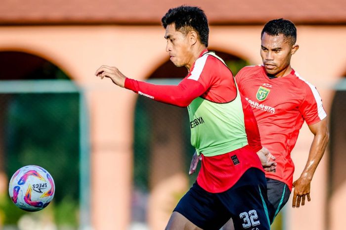 Ardi Idrus (kanan), pemain paling visioner milik Persebaya Surabaya, punya tips untuk jaga kebugaran di tengah jadwal padat Liga 1 Indonesia 2024/2025. (Instagram/@officialpersebaya) - Image