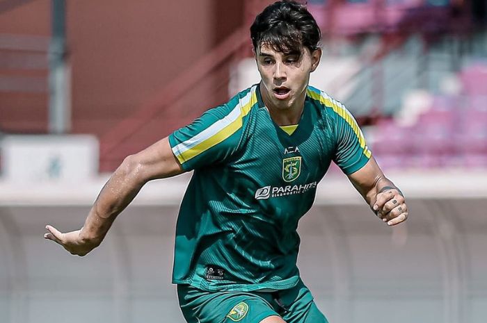 Bruno Moreira jadi raja passing Persebaya Surabaya di Liga 1 Indonesia 2024/2025. (Instagram/@officialpersebaya) - Image