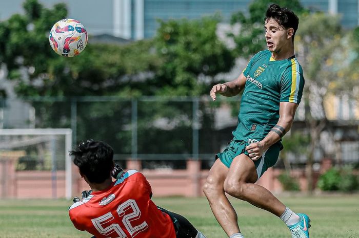Bruno Moreira (kanan) melakukan persiapan jelang laga Persebaya Surabaya hadapi Persita Tangerang di Liga 1 Indonesia 2024/2025. (Instagram/@officialpersebaya) - Image