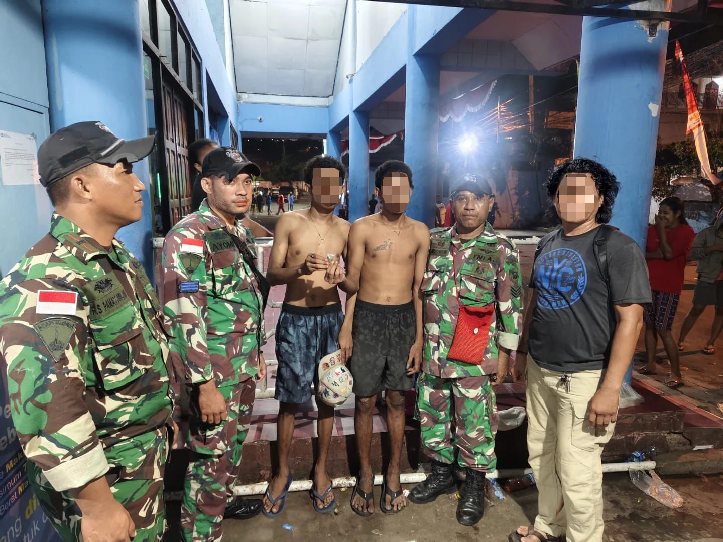 Personel Yonmarhanlan X Jayapura mengamankan penumpang yang membawa ganja di Pelabuhan Kota Jayapura.(Foto: Dispenal) - Image