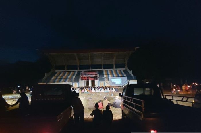 Warga Rempang peringati satu tahun tragedi penggusuran Rempang di Lapangan Sembulang Hulu, Pulau Rempang, Kota Batam, Sabtu (7/9). (Laily Rahmawaty/Antara) - Image