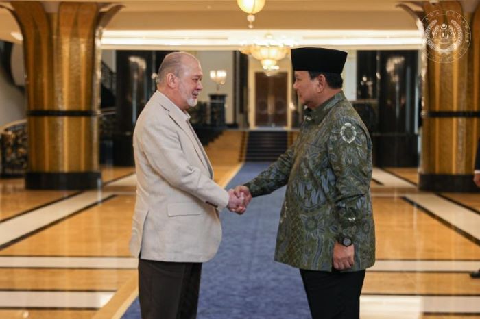 Raja Malaysia Yang di-Pertuan Agong Sultan Ibrahim (kiri) menerima kunjungan Menteri Pertahanan Prabowo Subianto di Istana Negara, Kuala Lumpur, Sabtu (7/9). (Facebook/Yang di-Pertuan Agong @SultanIba - Image