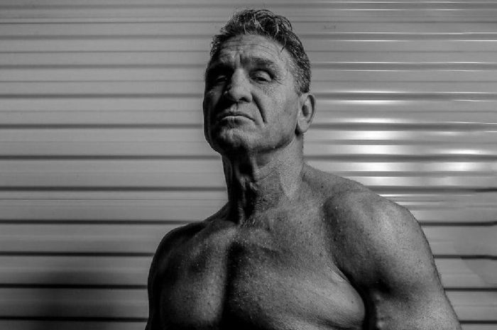Ken Shamrock berhasil pertahankan gelar juara UFC Superfight Championship di UFC 7. (Instagram/@kenshamrockofficial) - Image