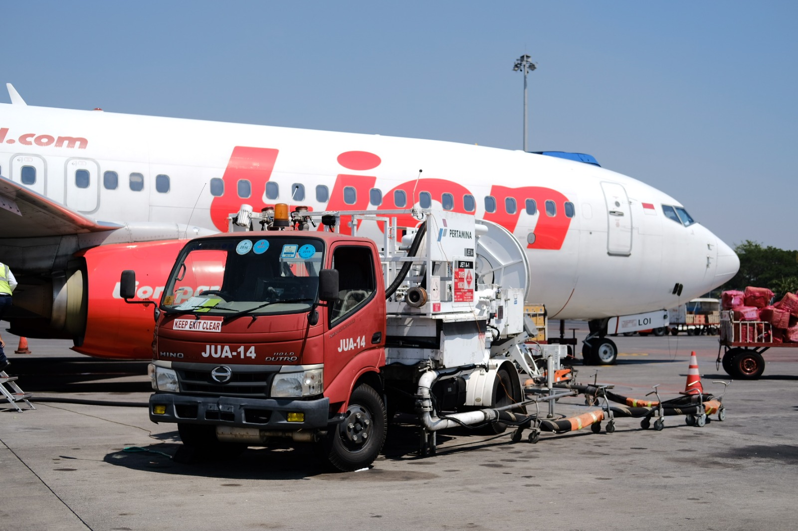 Pengisian avtur di pesawat Lion Air. (Dok. Pertamina) - Image