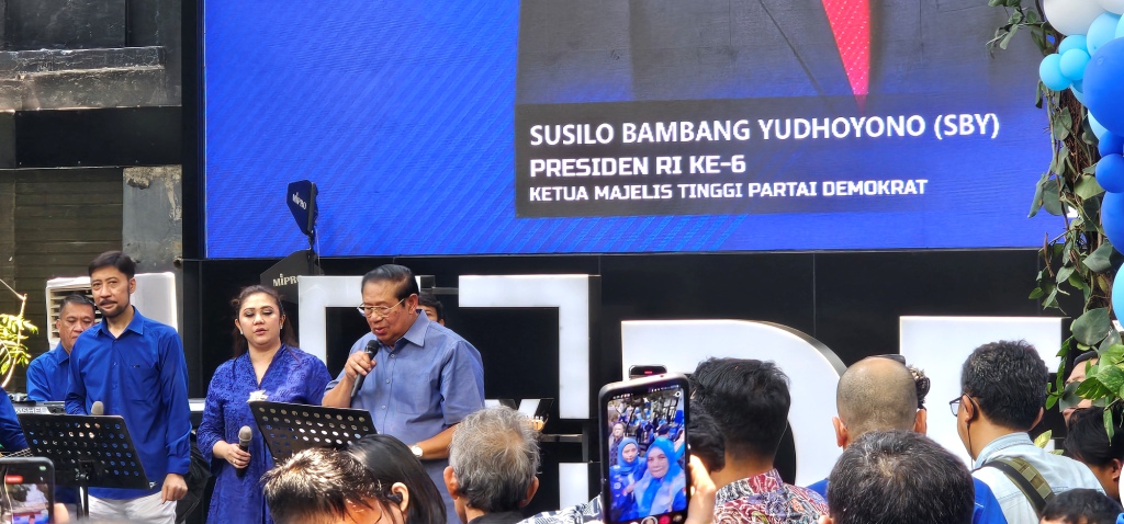 Ketua Majelis Tinggi Partai Demokrat Susilo Bambang Yudhoyono (SBY) menyanyikan lagu Coldplay, Yellow, di kantor DPP Partai Demokrat, Jakarta Pusat, Senin (9/9). (Muhamad Ridwan/JawaPos.com) - Image