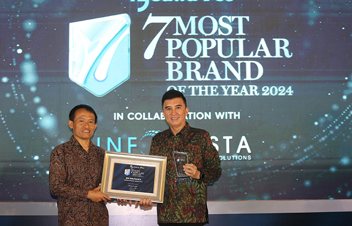 Direktur Bisnis BRI Insurance Recky Plangiten menerima Penghargaan 7 Most Popular Brand Of The Year 2024 dari CEO Jawa Pos Media Leak Kustiyo. (BRI Insurance) - Image