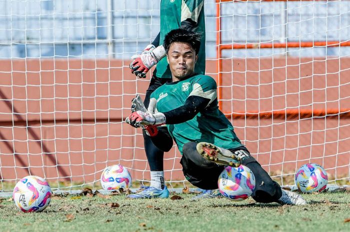 Ernando Ari, kiper andalan Persebaya Surabaya dan Timnas Indonesia, tak risau dengan kehadiran Maarten Paes. (Instagram/@officialpersebaya) - Image