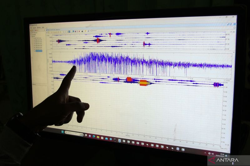 Petugas pos pemantau menunjukkan aktivitas Gunung Lewotobi Laki-laki yang terekam di layar monitor. (ANTARA/Mega Tokan) - Image