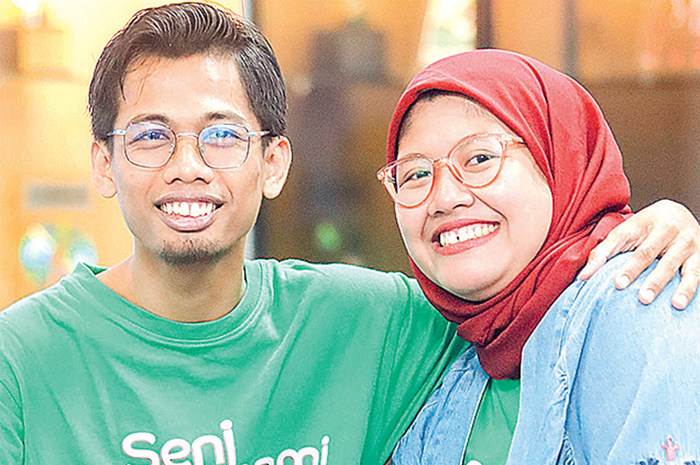 CERITA DIFILMKAN: Agus Mulyadi dan Kalis Mardiasih berfoto seusai memberikan penjelasan tentang karya film terbaru mereka di Jawa Pos Newsroom Multiplatform. (Alfian Rizal/Jawa Pos) - Image