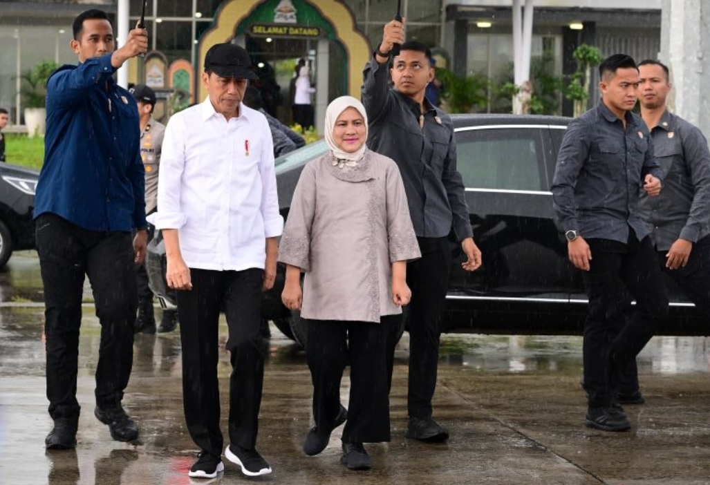 Presiden Joko Widodo dan Ibu Negara Iriana Joko Widodo saat akan bertolak menuju Aceh dari Samarinda, Kalimantan Timur, Senin (9/9/2024). (Antara/Setpres) - Image