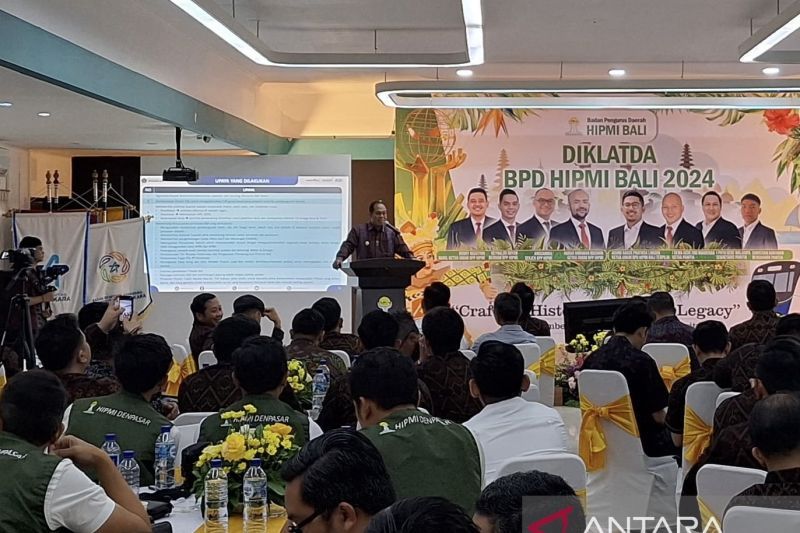 Penjabat (Pj) Gubernur Bali Sang Made Mahendra Jaya mengusulkan moratorium pembanguna hotel, vila, diskotek, dan kelab pantai ke Menko Marves Luhut Pandjaitan. (ANTARA). - Image