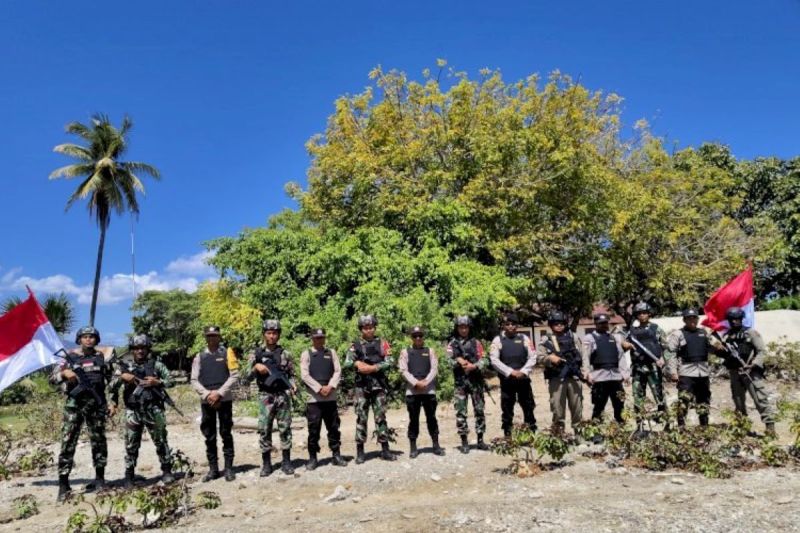 Patroli bersama TNI dan Polri di Perbatasan RI-Timor Leste menjelang kunjungan Paus Fransiskus di Dili, Timor Leste. (ANTARA/HO-Humas Polda NTT) - Image