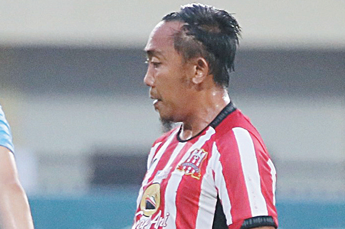 IDENTITAS BARU: Rendi Irwan dalam laga melawan Persela Lamongan Minggu (8/9). (ARYAWI SA’ADUDDIN WIJDAN UNTUK JAWA POS) - Image