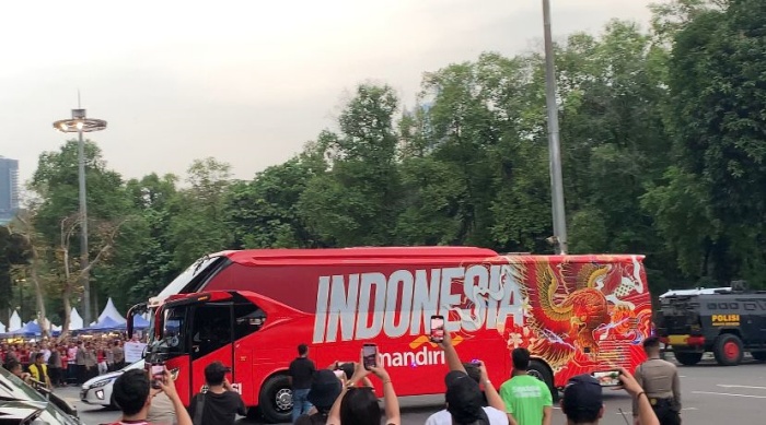 Bus Timnas Indonesia saat memasuki area Stadion Utama Gelora Bung Karno. Suporter Indonesia meneriakkan nama Shin Tae-yong. (Dimas Ramadhan Wicaksana/Jawapos.com) - Image