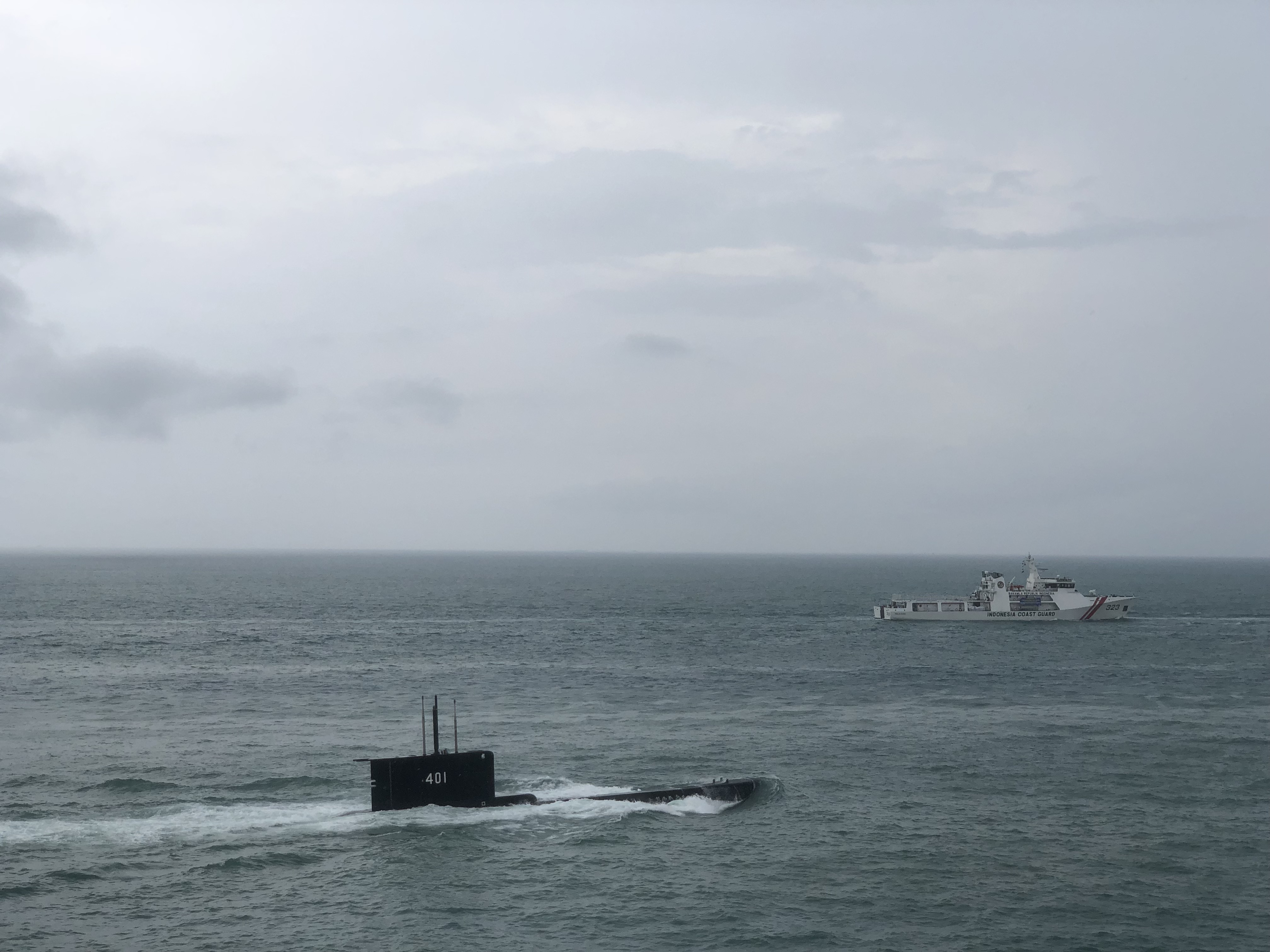 KRI Cakra-401 sebagai salah satu alutsista TNI AL muncul dalam peringatan HUT ke-79 TNI AL. (Syahrul Yunizar/JawaPos.com) - Image