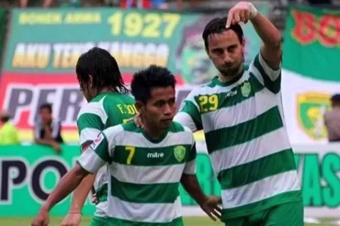 Mario Karlovic (kanan) ketika masih memperkuat Persebaya Surabaya bersama Andik Vermansah. (Jawa Pos) - Image