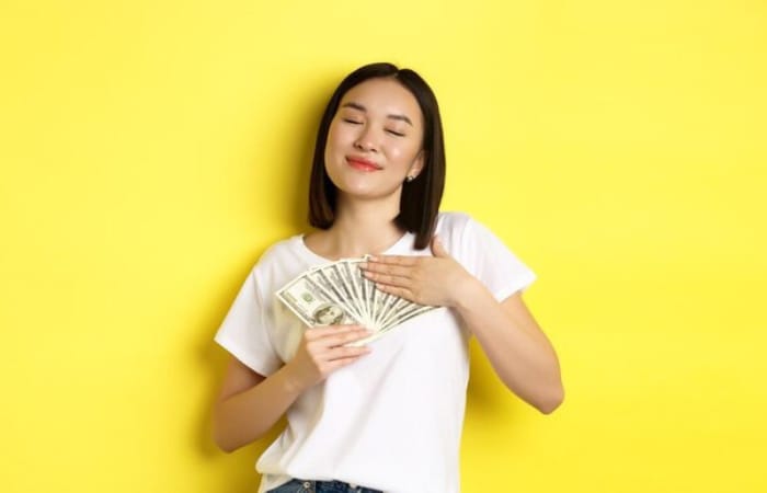 Membangun dana darurat adalah salah satu cara agar kamu aman secara finansial (freepik) - Image