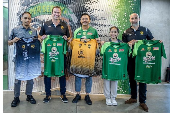 Potret kunjungan Football West Australia ke Surabaya menemui Presiden Persebaya Surabaya, Azrul Ananda. (Instagram/@officialpersebaya) - Image