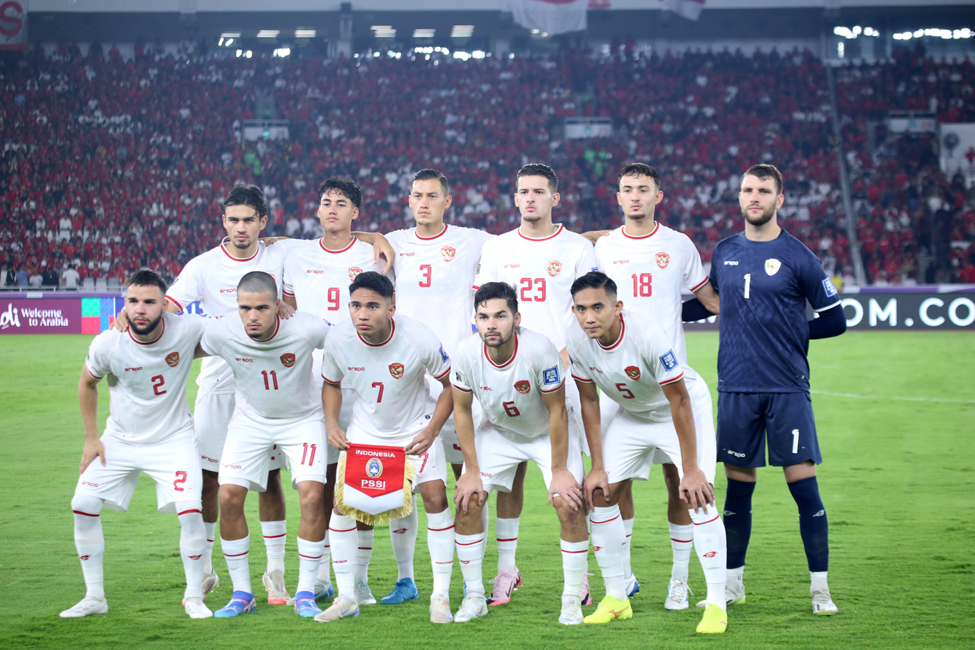 Pesepak bola Timnas Indonesia berfoto sebelum melawan Timnas Australia dalam pertandingan Grup C putaran ketiga Kualifikasi Piala Dunia 2026 Zona Asia di Stadion Utama Gelora Bung Karno, Senayan, Jakarta, Selasa (10/9/2024). (Dery Ridwansah/ JawaPos.com) - Image