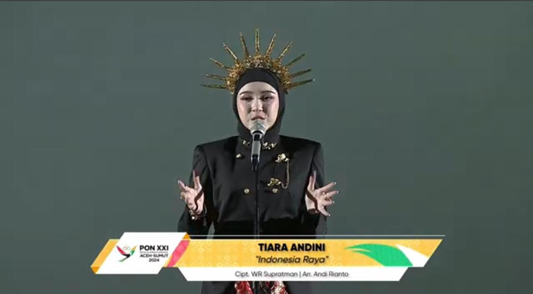 Tiara Andini, runner up season X yang menyanyikan lagu Indonesia Raya di rangkaian pembukaan acara. - Image