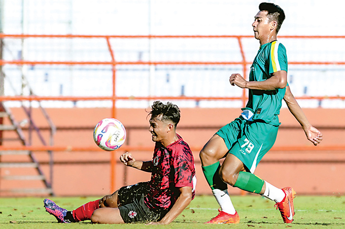 TUNGGU LATIHAN TERAKHIR: Malik Risaldi (kanan) mencetak satu gol dalam uji coba melawan Maestro FC di Gelora 10 November, Kamis (5/9). (PERSEBAYA OFFICIAL) - Image