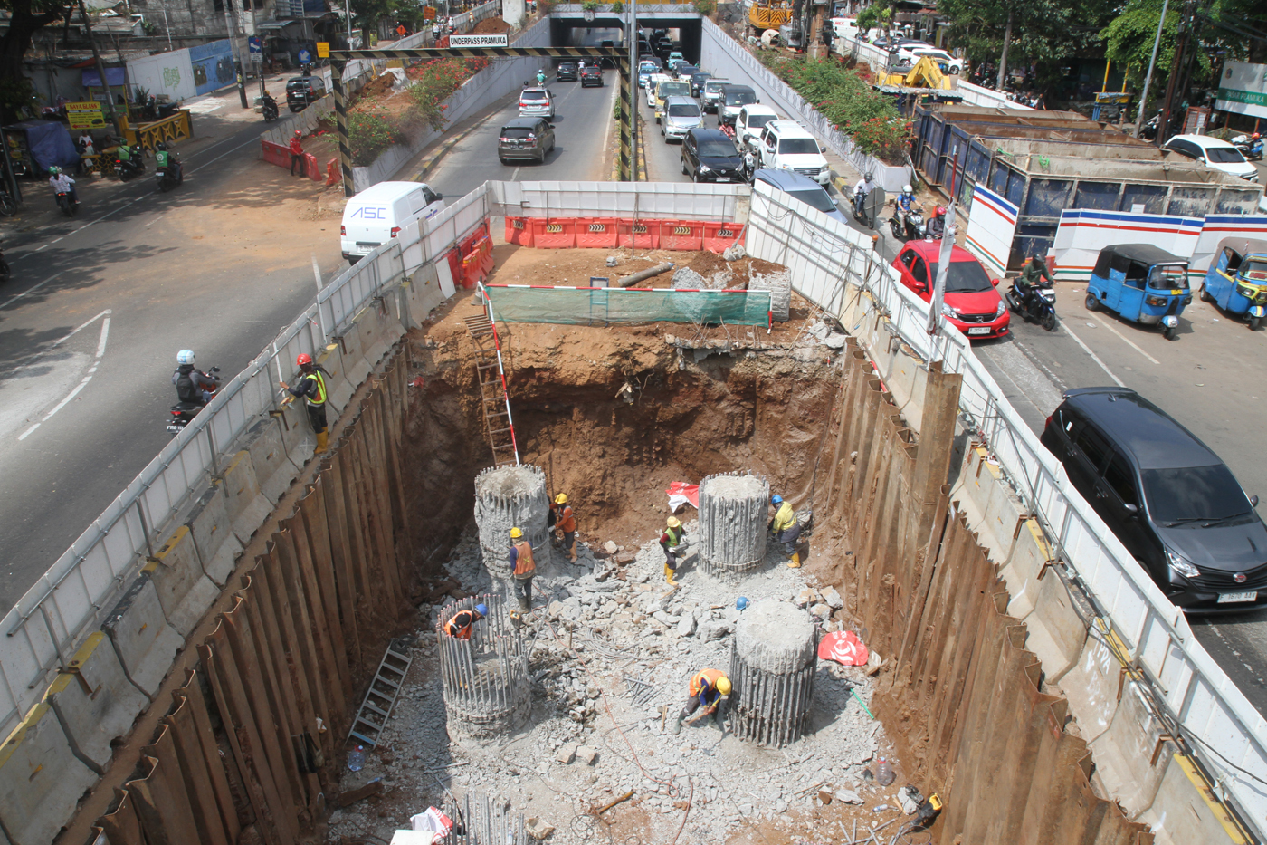 Suasana proyek pembangunan LRT Jakarta di Jalan Pramuka, Jakarta. (Dery Ridwansah/ JawaPos.com) - Image
