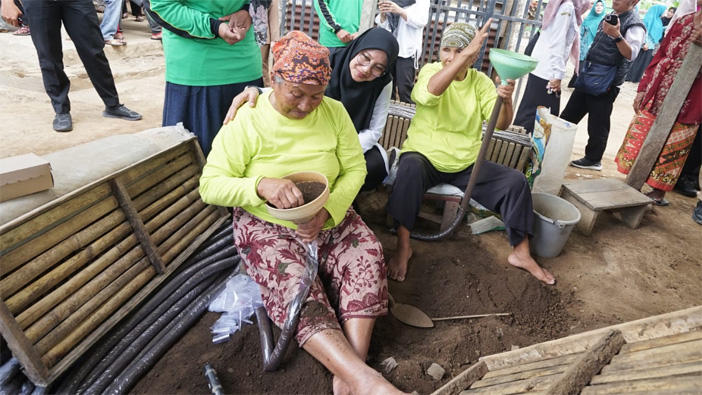 Bupati Banyuwangi Ipuk Fiestiandani saat menjalani program Bupati Ngantor di Desa (Bunga Desa), Senin (9/9/2024). Ipuk ngantor di tiga desa di Kecamatan Giri. (Istimewa) - Image