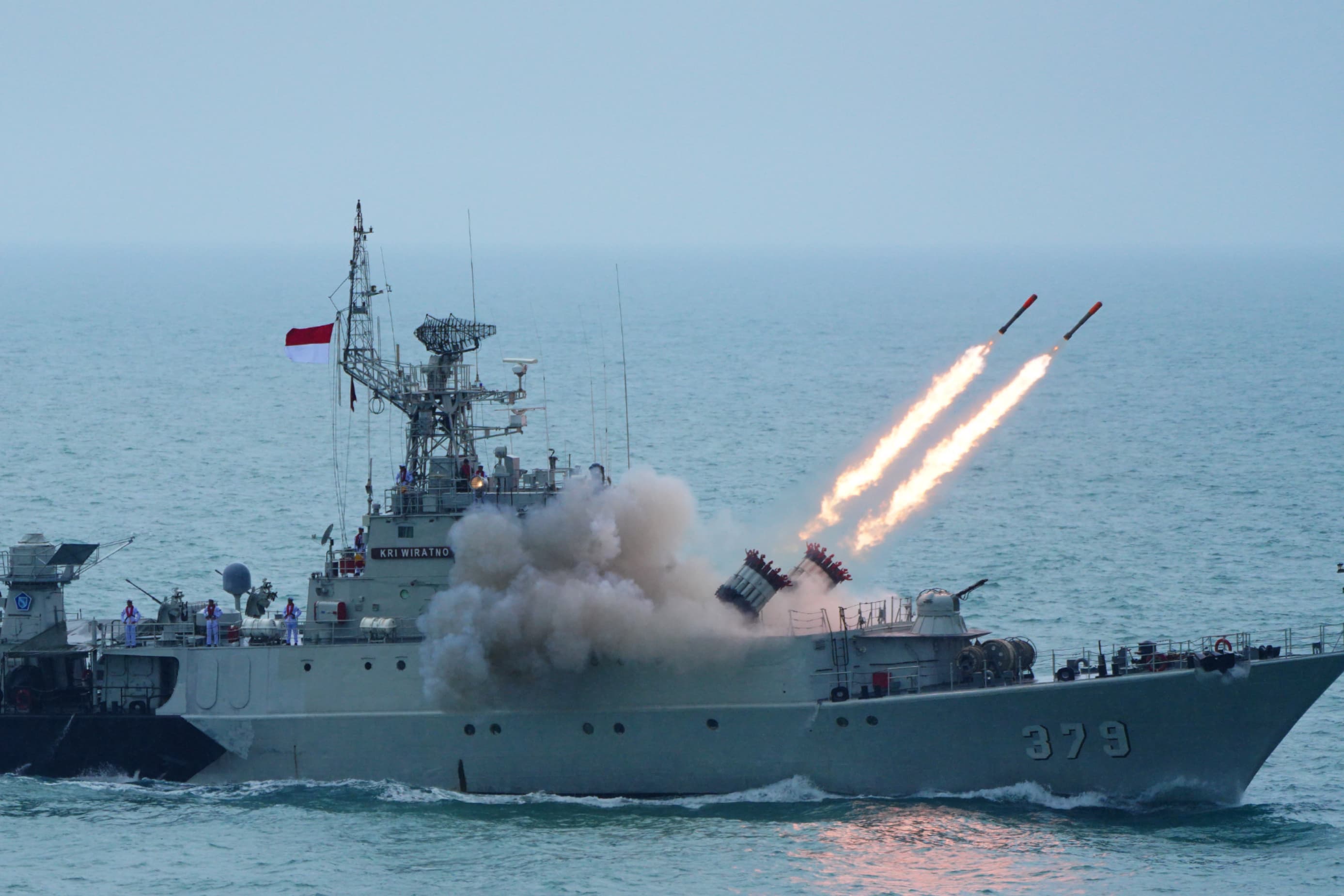 Kapal perang milik TNI AL unjuk kemampuan di Perairan Teluk Jakarta. (Puspen TNI) - Image