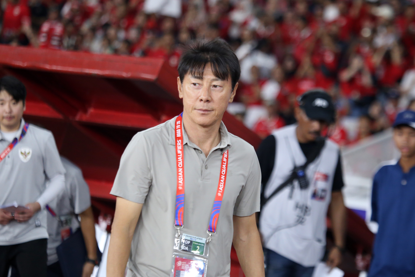 Pelatih Shin Tae-yong menyatakan kepuasannya terhadap hasil yang diraih Timnas Indonesia dalam dua pertandingan awal kontra Arab Saudi dan Australia. (Dery Ridwansah/ JawaPos.com) - Image