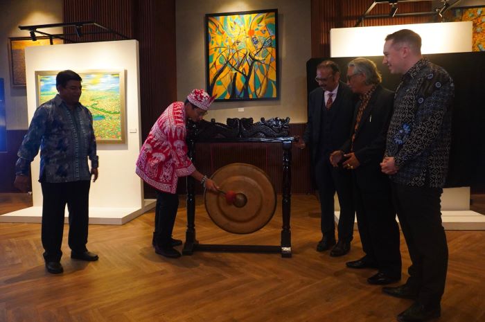 Menteri Pariwisata dan Ekonomi Kreatif Sandiaga S. Uno membuka pameran tunggal karya Duta Besar India untuk ASEAN Jayant N Khobragade. (Istimewa) - Image