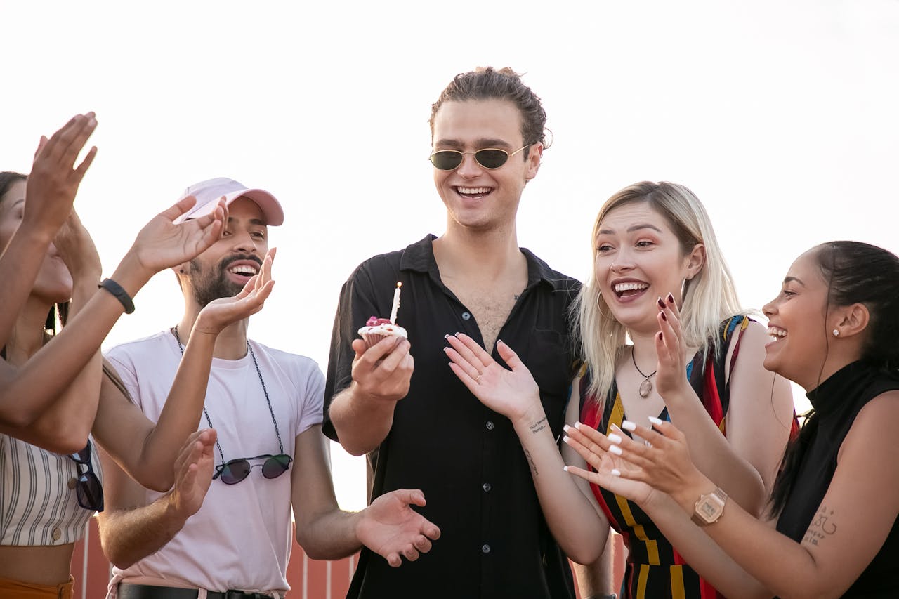 zodiak yang disebut Social Butterfly alias sangat mudah bergaul dan sosialisasi menurut Astrologi. (Pexels/ Kampus Production) - Image