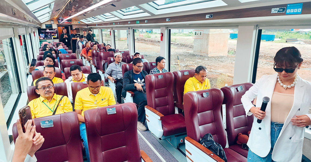 PANDANGAN LUAS: Gerbong kereta panoramic yang menjadi rangkaian luar biasa jalur Stasiun Gambir-Sukabumi menjadi salah satu daya tarik (11/9). (ILHAM WANCOKO/JAWA POS) - Image