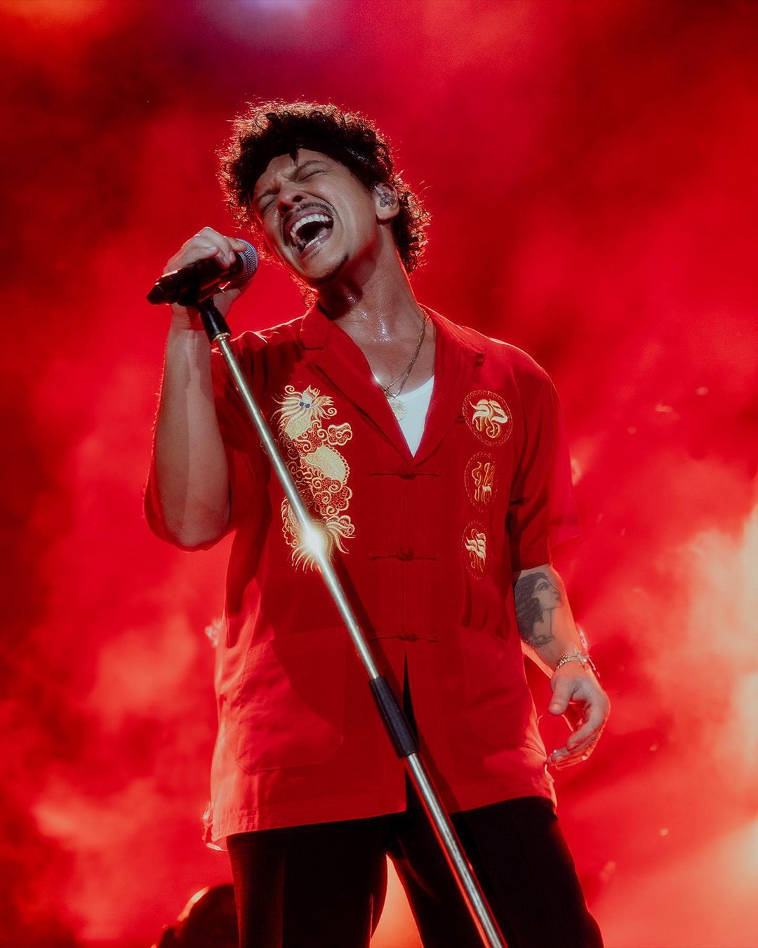 Penampilan Bruno Mars Saat Gelar Konser di Singapore. (Foto: Instagram @brunomars) - Image
