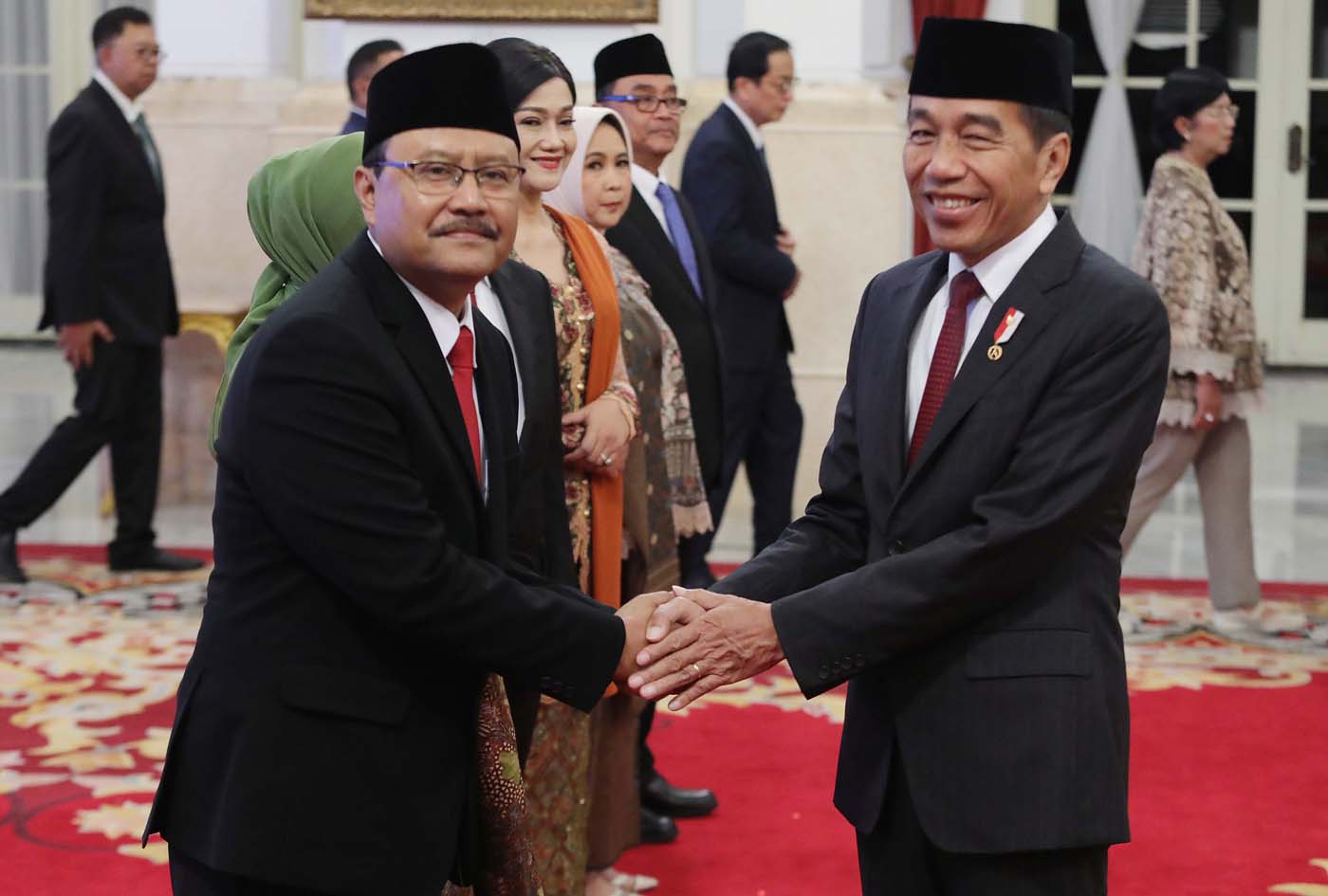 Presiden Joko Widodo saat melantik Saifullah Yusuf dan Irjen Pol Eddy Hartono sebagai Menteri Sosial dan Kepala Badan Nasional Penanggulangan Teroris (BNPT) di Istana Negara, Jakarta, Rabu (11/9/2024). (Fedrik Tarigan/ Jawa Pos) - Image