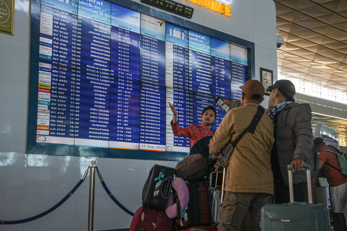 Sejumlah penumpang memadati area keberangkatan di Bandara Soekarno Hatta, Tangerang, Rabu (11/09/2024). (Hanung Hambara/Jawa Pos) - Image