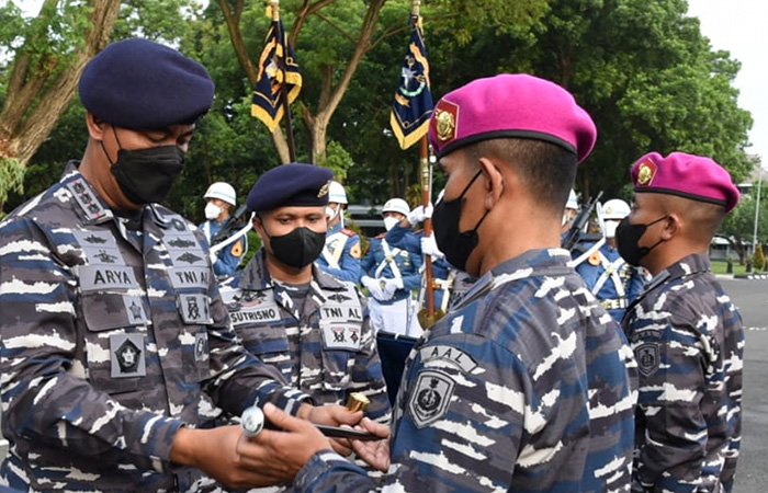 Kolonel Laut (P) Arya Delano saat masih bertugas sebagai Komandan Resimen AAL pada April 2022. Kini dia mendapat kenaikan pangkat menjadi pati bintang satu TNI AL. (TNI AL) - Image