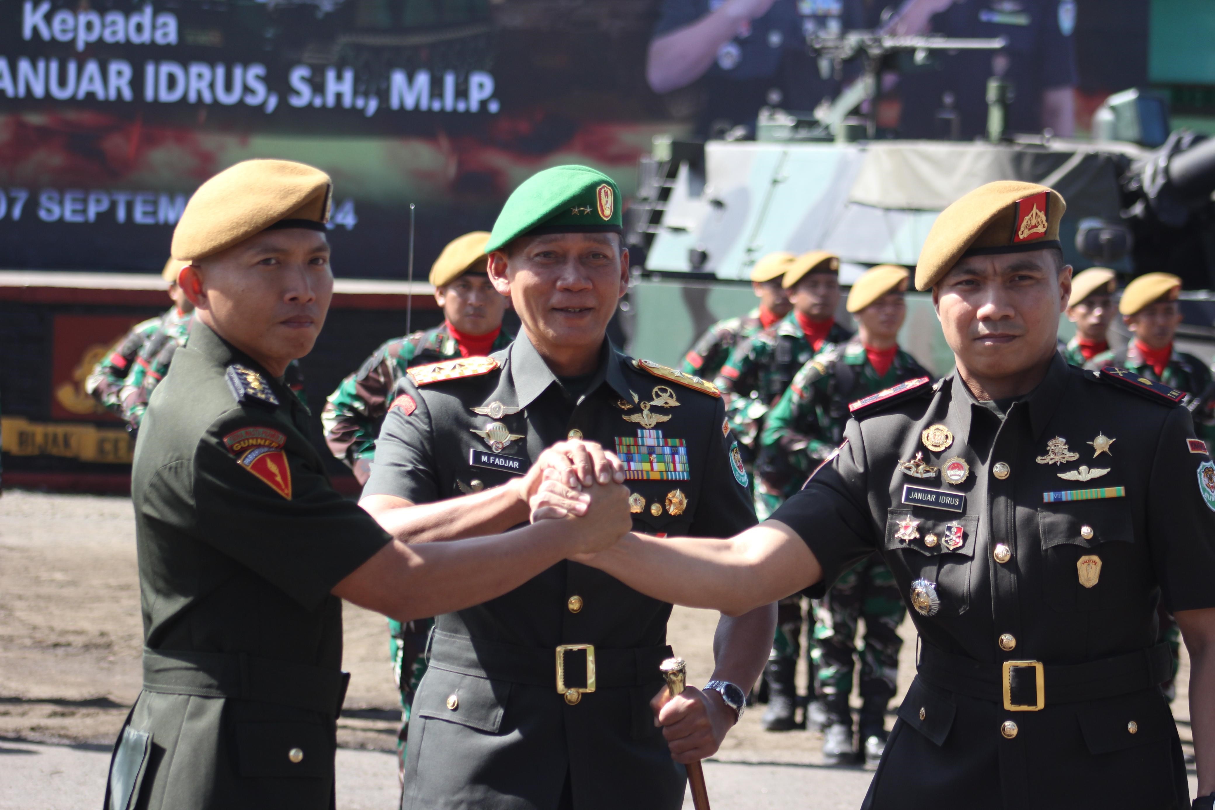 Pangdam III/Siliwangi Mayjen TNI Mohammad Fadjar memimpin upacara serah terima jabatan Komandan Batalyon Armed 4/Parahyangan dari Letkol Arm Debi Irawan kepada Mayor Arm Januar Idrusdi. - Image